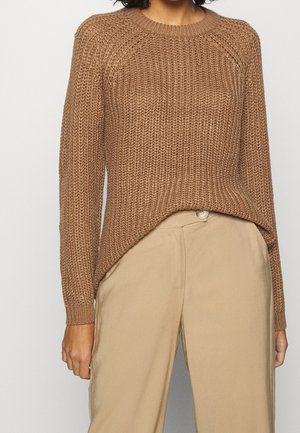 Maglione marrone lavorato a maglia con scollatura rotonda e maniche raglan, caratterizzato da un motivo testurizzato e un orlo posteriore leggermente più lungo.