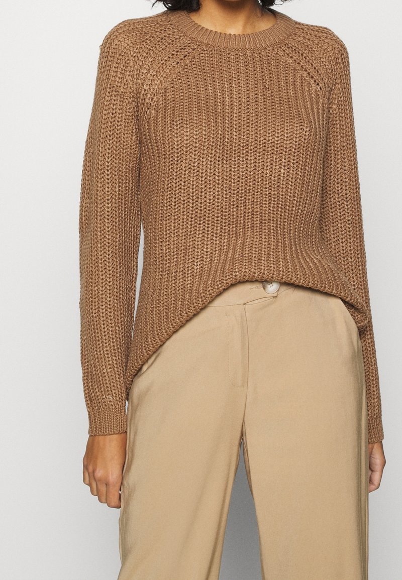 Brauner Strickpullover mit rundem Halsausschnitt und Raglanärmeln, ausgestattet mit einem strukturierten Muster und einem leicht länger geschnittenen hinteren Saum.