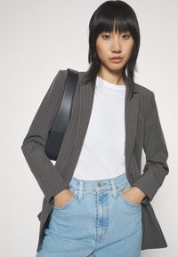 Pieces PCBOZZY - Blazer - magnet