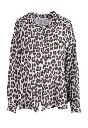 Chemise à manches longues boutonnée avec imprimé léopard noir et marron sur fond blanc, dotée d'un col classique et de poignets boutonnés.