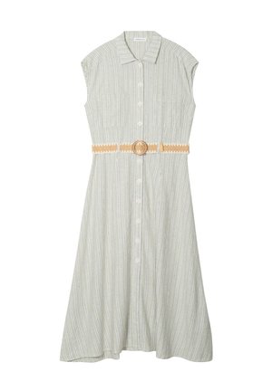 Robe sans manches gris clair avec des rayures verticales blanches, fermeture boutonnée à l'avant, deux poches poitrine et une ceinture tressée beige avec boucle ronde.