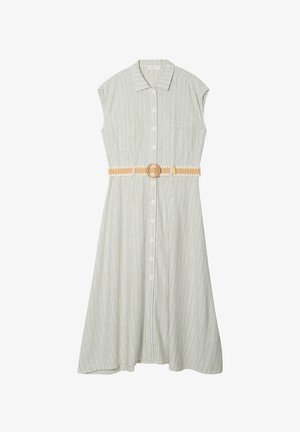Robe sans manches gris clair avec des rayures verticales blanches, fermeture boutonnée à l'avant, deux poches poitrine et une ceinture tressée beige avec boucle ronde.