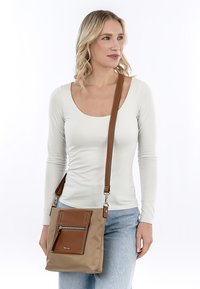 Tan nylon tvähandad väska med bruna läderdetaljer, som har två framfickor och en justerbar rem med sömdekoration.