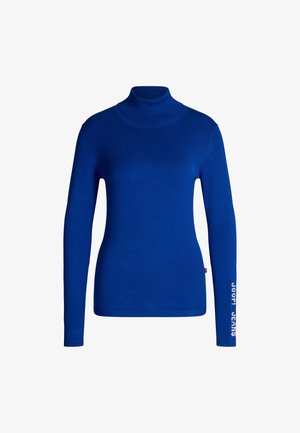 Pull col roulé bleu en tissu doux et extensible. Il a des manches longues et le texte "JOOP! JEANS" imprimé en blanc sur la manche droite.