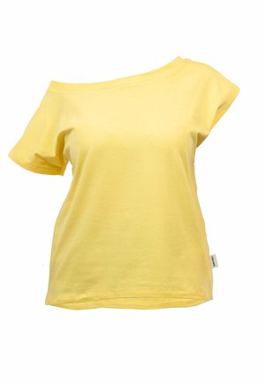 Gelbes Baumwoll-T-Shirt mit asymmetrischem, schulterfreiem Design, kurzen Ärmeln und geradem Saum. Etikett an der Seite.