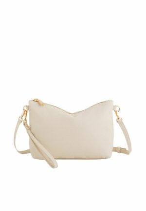 Mała beżowa skórzana torebka na ramię z złotym zamkiem błyskawicznym i odpinanym paskiem na białym tle.