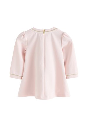 Pink kortærmet top lavet af blødt stof, med rund halsudskæring, rynkede ærmer og en gulddetalje ved manchetterne, samt en lynlås bagpå.