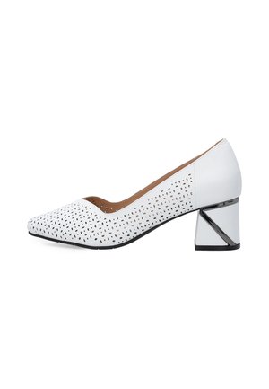 Weißer Damenschuh mit niedrigem Blockabsatz, perforiertem Design und silbernem geometrischem Akzent an der Ferse, spitzer Spitze und glattem Obermaterial.
