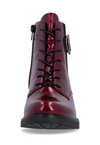 Bottine en cuir verni rouge avec un bout arrondi, lacets noirs, fermeture éclair sur un côté et semelle en caoutchouc texturée.