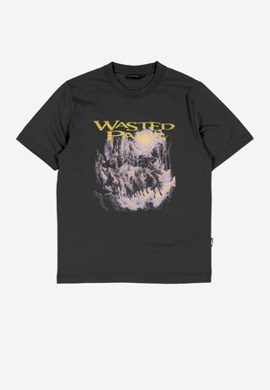 Μαύρο μπλουζάκι με κίτρινο κείμενο «Wasted Paris» πάνω από γραφικό με τέσσερις αναβάτες σε άλογα που βγαίνουν μέσα από βραχώδες τοπίο.