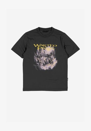 T-shirt noir avec texte jaune "Wasted Paris" au-dessus d'un graphisme représentant quatre cavaliers à cheval émergeant d'un terrain rocheux.