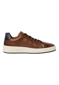 Adidași din piele maro cu accente negre, vârful rotund, design cu șireturi, talpă albă și textură subtilă.