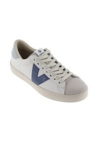Deportivas de cuero blanco con detalles en gamuza azul claro y un logo V azul oscuro. Presentan cordones redondos y una suela de goma beige.