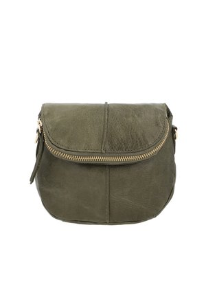 Olivenfarvet læder crossbody-taske med en buet form, lynlåslukning og subtil tekstureret overflade; har en klap og accenter i gyldent metal.