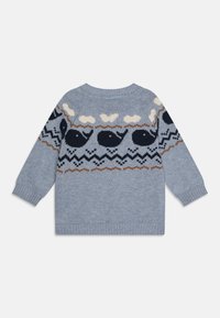 Pull en maille bleu avec un motif de baleine en marine et crème, accompagné d'accents nuage et zigzag. Col rond et poignets côtelés.