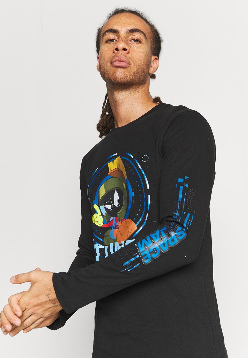 Herren Sportbekleidung | Outerstuff SPACE JAM 2 TECH SLEEVE LEE Vereinsmannschaften black/schwarz - CM87135 Herren Sportbekleidung | Outerstuff SPACE JAM 2 TECH SLEEVE LEE Vereinsmannschaften black/schwarz - CM87135