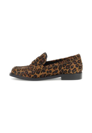 Mocassino marrone con stampa leopardata nera e marrone scuro, tacco nero basso e materiale morbido al tatto, mostrato in profilo laterale.