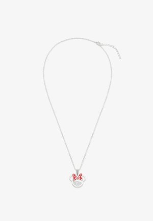 Silberne Kettenhalskette mit einem runden Bärenanhänger, der eine rote gepunktete Schleife und glitzernde Gesichtsdetails aufweist.