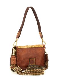 Borsa a spalla in pelle marrone con bordo superiore intrecciato, borchie in ottone e tracolla in tessuto staccabile a righe nere, gialle e arancioni.