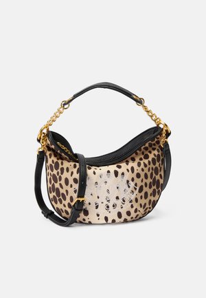 Borsa a spalla con stampa leopardata, con una tracolla a catena dorata, dettagli neri e lati texturizzati; presenta un dettaglio con logo sulla parte anteriore.