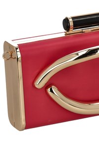 Rote Clutch aus glattem Material mit einem glänzenden, goldakzentuierten Griff, rundem Design und einem schwarzen Detail am Verschluss.