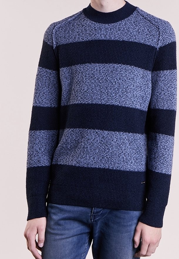 Marinblå och ljusblå randig tröja med en strukturerad stickad design, rund halsringning och ribbad mudd. Bärs över jeans.