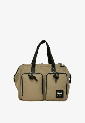 Bežīga auduma soma ar melniem akcentiem, divām priekšējām kabatām ar rāvējslēdzēju, augšējiem rokturiem un taisnstūra formu; priekšpusē ir logo uzlīme.