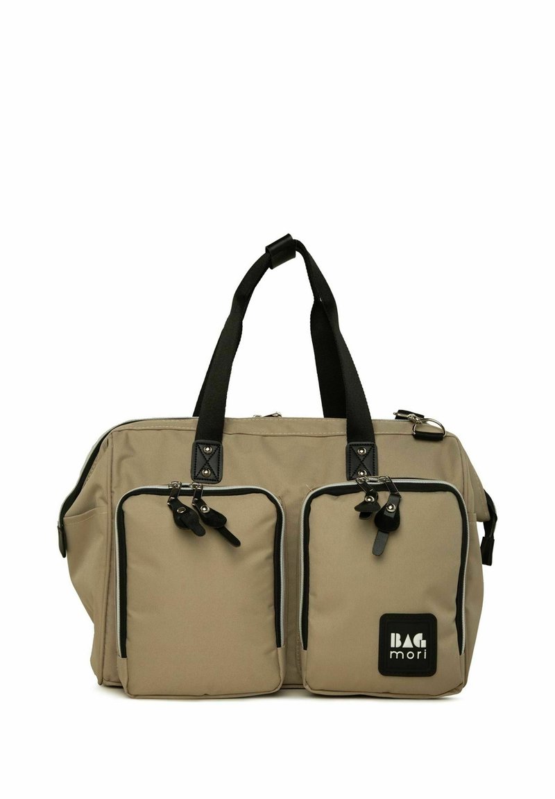 Borsa di tessuto beige con dettagli neri, due tasche anteriori con zip, manici superiori e forma rettangolare; presenta una toppa con logo sulla parte anteriore.