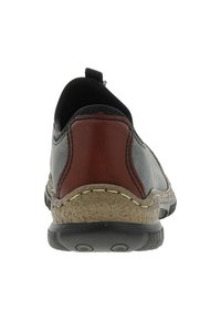 Chaussure en cuir avec un dessus gris, un accent de talon rouge et une semelle texturée beige. Conception à enfiler avec un léger détail de couture sur les côtés.