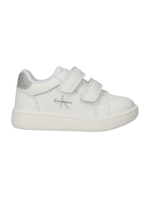 Witte Calvin Klein sneaker met twee klittenbandsluitingen en zilveren glinsterdetail op de hiel, zichtbaar zijlogo, platte zool.