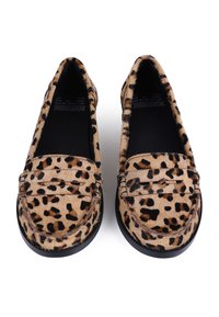 Puslesko med leopardmønster og en blød, tekstureret overflade, med en sort sål og et klassisk slip-on design. Diskrete syninger er synlige.