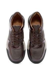Sneaker in pelle marrone con finitura testurizzata, lacci coordinati e punta liscia; dotate di accenti grigi e suola in gomma nera.