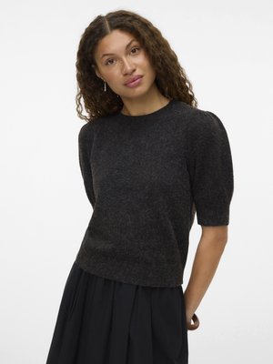 Kortærmet, mørkegrå sweater i blødt strikket stof med rund halsudskæring og en let tætsiddende silhuet. Kontrasterer med sort nederdel.