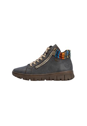 Sneaker high-top grigio scuro con lacci beige, zip laterale, colletto imbottito colorato e suola marrone testurizzata.