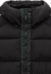 Giacca a vento nera con colletto alto, dotata di una zip centrale e dettagli di cucitura per un effetto trapuntato.