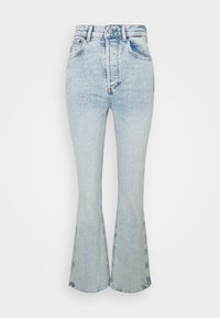 Rozšířené džíny vyrobené z světle modrého denimového materiálu, s vysokým pasem, jemnými vzory vyblednutí a neopracovanými okraji na nohavicích.