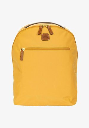 Zaino giallo con tasca frontale con cerniera, tiretti in pelle marrone e manico superiore, marchiato con una piccola toppa in pelle.