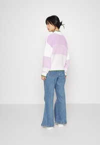 Noisy May Petite NMNAT - Calças de ganga à boca de sino - medium blue denim