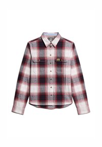 Chemise en flanelle à carreaux rouge, gris et blanc, à manches longues, avec un devant à boutons, deux poches poitrine et un ourlet arrondi. Présente une étiquette de marque.
