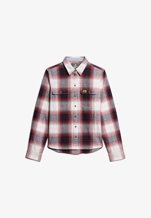 Czerwona, szara i biała flanelowa koszula w kratę z długimi rękawami, zapięciem na guziki, dwiema kieszeniami na piersi i zaokrąglonym dół. Posiada etykietę z logo.