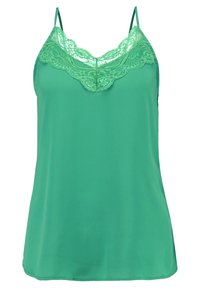 Camisole en satin vert avec bordure en dentelle le long du décolleté et bretelles spaghetti réglables. Texture lisse avec une coupe décontractée.