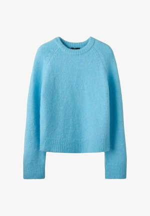 Pull en maille bleu clair à manches longues avec col rond, poignets et ourlet côtelés, présentant une texture douce et duveteuse et une coupe décontractée.