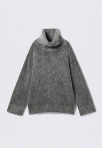 Pulover gri cu gât înalt, fabricat dintr-un material moale și pufoș. Are mâneci lungi, o croială lejeră și un guler lat, pliant.
