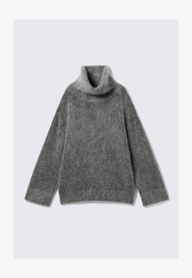 Γκρι ζακέτα με τσιγγάνο φτιαγμένη από μαλακό, αφράτο πλέγμα. Διαθέτει μακριά μανίκια, άνετη εφαρμογή και φαρδύ, διπλωμένο γιακά.