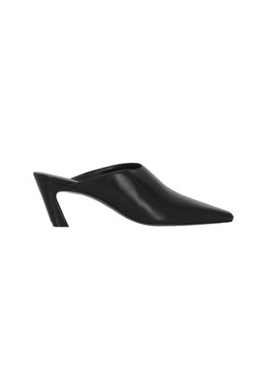 Scarpa mule in pelle nera con punta appuntita e tacco svasato di media altezza, stile slip-on con parte superiore chiusa e retro aperto.