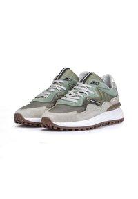 Sneaker verde e grigie realizzate in materiali scamosciati e in rete, con una suola intermedia testurizzata e una suola in gomma dotata di tacchetti arrotondati per una migliore aderenza.