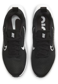 Schwarze Sportschuhe mit einem Mesh-Obermaterial, runder Zehenpartie, weißem Nike-Swoosh und schwarzen Schnürsenkeln. Sie verfügen über eine gepolsterte Sohle und eine Ziehschlaufe.