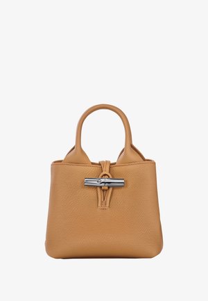 Taschensanduhr in hellbraunem Leder mit strukturiertem Finish, ausgestattet mit einem silbernen Verschluss und zwei abgerundeten Griffen oben. Kompakt und strukturiert im Design.