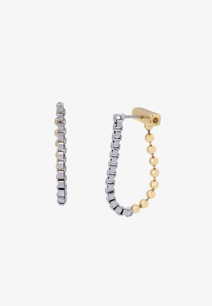 Silber- und Goldohrringe mit einem Kettenlinkdesign, das quadratische und runde Perlen zeigt und eine Mischung von Metallen ästhetisch präsentiert.