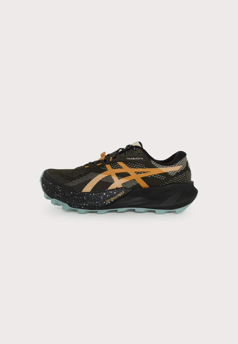 Μαύρο και πορτοκαλί παπούτσι τρεξίματος Asics Trabuco 14 με υφή σόλας και πορτοκαλί λογότυπο με σχέδιο στο πλάι, σε λευκό φόντο.